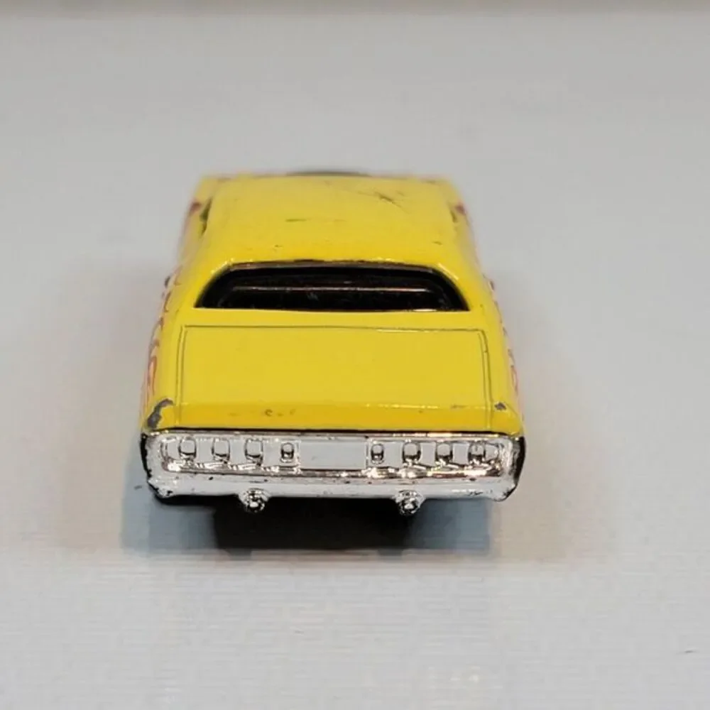 Hot Wheels ‘08 Dodge Challenger SRT8 White / '71 Dodge Charger Red‎ Lines Yellow